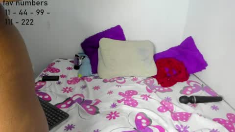 Snapshot of aphrodites_ass chatting on 06-18-26, 04:22 Tati Colombian online show from 06-18-26, 04:22