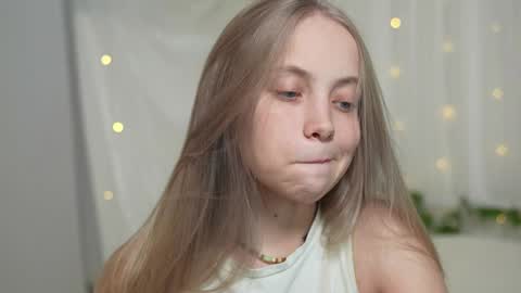 Snapshot of appr0ved chatting on 01-28-25, 02:42 REYNA my friend online show from 01-28-25, 02:42