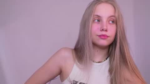 Snapshot of appr0ved chatting on 03-06-25, 03:35 REYNA my friend online show from 03-06-25, 03:35