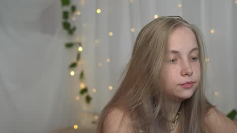 Snapshot of appr0ved chatting on 09-21-25, 08:27 REYNA my friend online show from 09-21-25, 08:27