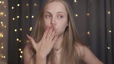 Snapshot of appr0ved chatting on 09-23-25, 03:04 REYNA my friend online show from 09-23-25, 03:04