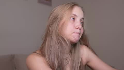 Snapshot of appr0ved chatting on 10-14-25, 03:46 REYNA my friend online show from 10-14-25, 03:46