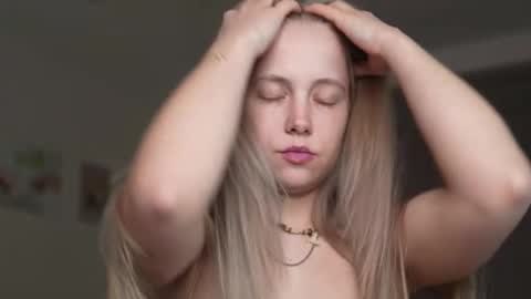 Snapshot of appr0ved chatting on 11-17-25, 04:13 REYNA my friend online show from 11-17-25, 04:13