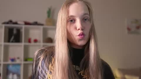 Snapshot of appr0ved chatting on 11-21-25, 04:16 REYNA my friend online show from 11-21-25, 04:16