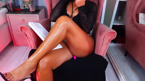 Snapshot of aqueenmonica chatting on 09-18-25, 01:57 AQueenMonica online show from 09-18-25, 01:57