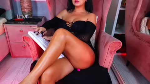 Snapshot of aqueenmonica chatting on 09-28-25, 02:17 AQueenMonica online show from 09-28-25, 02:17