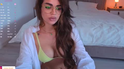 Snapshot of arabian_beautyy chatting on 11-06-25, 08:59 IsaBella online show from 11-06-25, 08:59