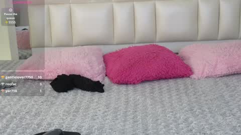 Snapshot of aradia_01 chatting on 02-06-25, 05:35 online show from 02-06-25, 05:35