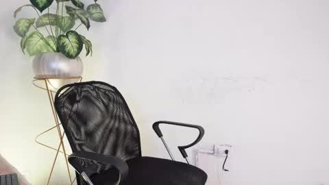 Snapshot of aradia_01 chatting on 02-27-25, 07:44 online show from 02-27-25, 07:44