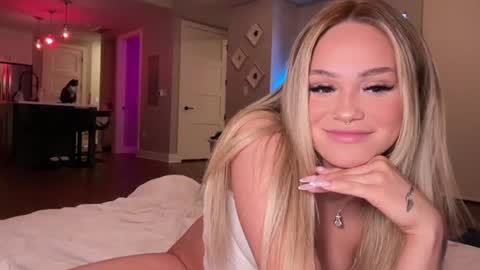 Snapshot of ari_02 chatting on 06-18-26, 04:02 Ari online show from 06-18-26, 04:02