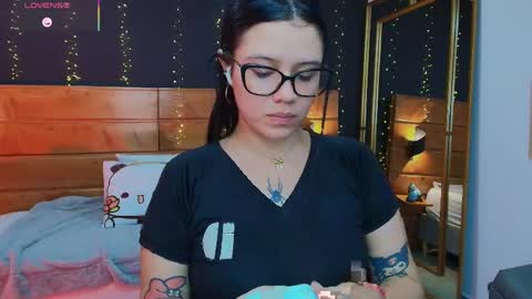 Snapshot of aria_bloomer chatting on 04-14-26, 07:20 Ari online show from 04-14-26, 07:20