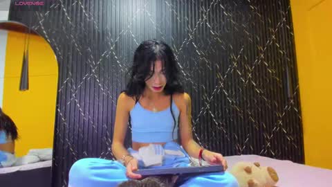 Snapshot of aria_millers_ chatting on 10-21-25, 11:33 Aria Millers online show from 10-21-25, 11:33