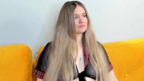 Snapshot of aria_zara chatting on 10-12-25, 06:12 Milena online show from 10-12-25, 06:12