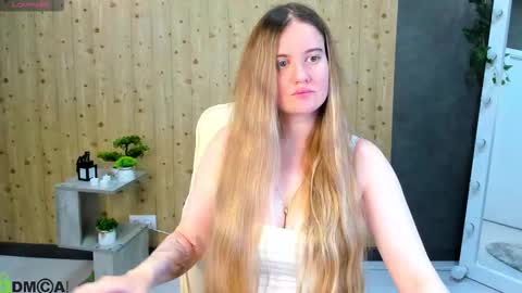 Snapshot of aria_zara chatting on 11-18-25, 04:06 Milena online show from 11-18-25, 04:06