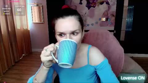 Snapshot of ariagrays chatting on 06-17-26, 12:29 AriaGray online show from 06-17-26, 12:29