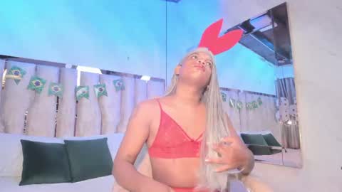 Snapshot of ariana_grande233 chatting on 06-26-26, 11:47 ariana_grande233 online show from 06-26-26, 11:47