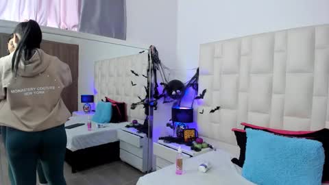 Snapshot of ariana_rouse_ chatting on 10-16-25, 04:41 ariana online show from 10-16-25, 04:41