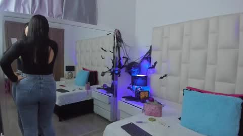 Snapshot of ariana_rouse_ chatting on 10-22-25, 05:02 ariana online show from 10-22-25, 05:02