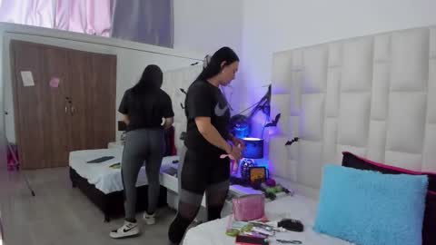 Snapshot of ariana_rouse_ chatting on 10-23-25, 05:01 ariana online show from 10-23-25, 05:01