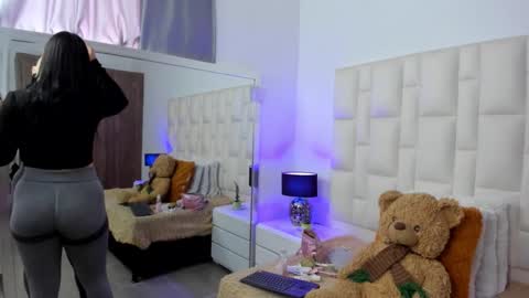  ariana  online show from 03-25-26, 04:35