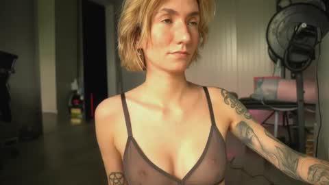 Snapshot of arianna_richi chatting on 03-11-25, 09:02 Olivka online show from 03-11-25, 09:02