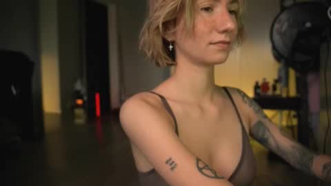 Snapshot of arianna_richi chatting on 03-12-25, 05:35 Olivka online show from 03-12-25, 05:35