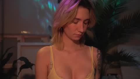 Snapshot of arianna_richi chatting on 10-17-25, 05:54 Olivka online show from 10-17-25, 05:54