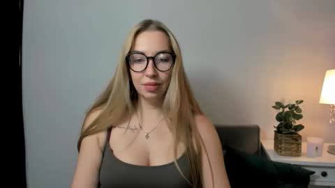 Snapshot of ariaswan chatting on 09-25-25, 03:16 Aria online show from 09-25-25, 03:16