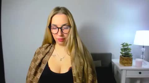 Snapshot of ariaswan chatting on 11-28-25, 07:44 Aria online show from 11-28-25, 07:44