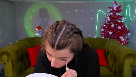 Snapshot of arigraynor chatting on 12-14-24, 08:18 Ari online show from 12-14-24, 08:18