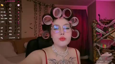 Snapshot of arizonaa_muse chatting on 10-28-25, 01:53 Astrid online show from 10-28-25, 01:53