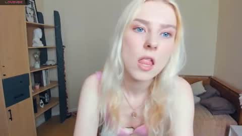 Snapshot of arlavitullo chatting on 06-16-26, 07:00 Emily online show from 06-16-26, 07:00