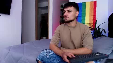 Snapshot of aron_santoro1 chatting on 06-11-26, 04:27 Aron Santoro online show from 06-11-26, 04:27