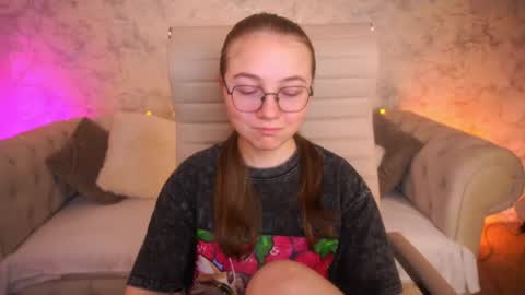 Snapshot of arrinawair chatting on 06-17-26, 07:00 arrinawair online show from 06-17-26, 07:00