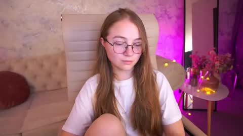 Snapshot of arrinawair chatting on 07-17-26, 07:15 arrinawair online show from 07-17-26, 07:15