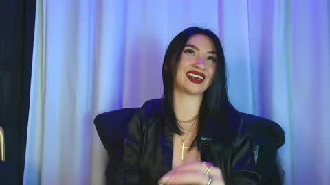 Snapshot of arrkabella chatting on 11-17-25, 05:41 online show from 11-17-25, 05:41