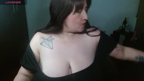 Snapshot of artemisa_bbloom chatting on 09-28-25, 09:09 Christy. online show from 09-28-25, 09:09