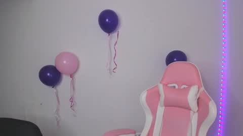 Snapshot of arthemiss033 chatting on 11-17-25, 10:10 Val online show from 11-17-25, 10:10