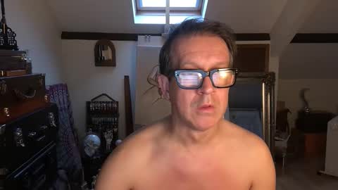 Snapshot of artisterotic chatting on 11-16-25, 08:31 artisterotic online show from 11-16-25, 08:31