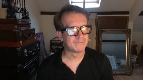 Snapshot of artisterotic chatting on 11-21-25, 01:43 artisterotic online show from 11-21-25, 01:43