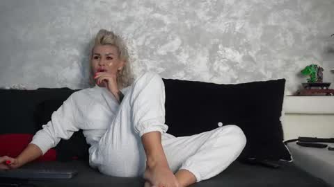 Snapshot of ashadevon_fit chatting on 11-15-25, 10:01 Asha online show from 11-15-25, 10:01