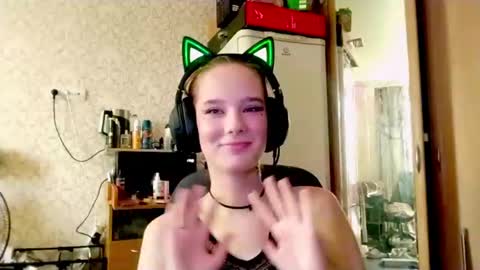 Snapshot of ashleenishimura chatting on 08-07-26, 09:44 Aust online show from 08-07-26, 09:44