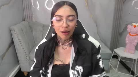 Snapshot of ashley_blum_v chatting on 10-17-25, 08:11 ashley_blum_v online show from 10-17-25, 08:11