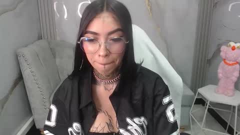 Snapshot of ashley_blum_v chatting on 10-19-25, 01:01 ashley_blum_v online show from 10-19-25, 01:01