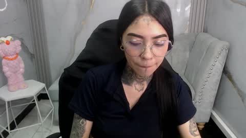 Snapshot of ashley_blum_v chatting on 10-24-25, 01:29 ashley_blum_v online show from 10-24-25, 01:29