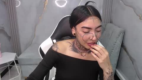 Snapshot of ashley_blum_v chatting on 10-29-25, 08:21 ashley_blum_v online show from 10-29-25, 08:21