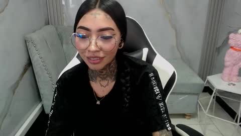 Snapshot of ashley_blum_v chatting on 11-28-25, 10:01 ashley_blum_v online show from 11-28-25, 10:01