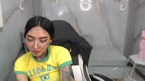 Snapshot of ashley_blum_v chatting on 11-30-25, 01:20 ashley_blum_v online show from 11-30-25, 01:20