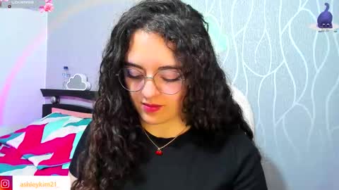 Snapshot of ashleykiim_ chatting on 09-21-25, 12:45 .. Ashley .. online show from 09-21-25, 12:45