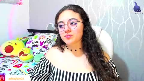 Snapshot of ashleykiim_ chatting on 10-07-25, 12:52 .. Ashley .. online show from 10-07-25, 12:52